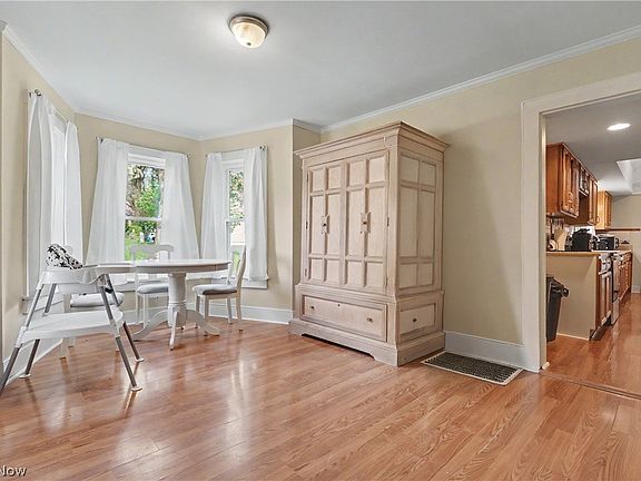 5th image of 414 W Elm St