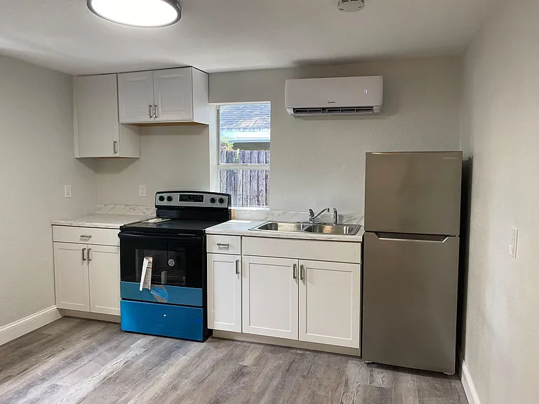 2310 W Rio Vista Ave — Photo 1