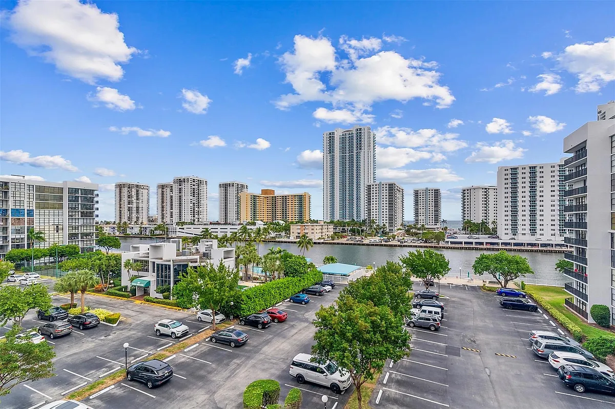 Building Photo - 800 Parkview Dr #602