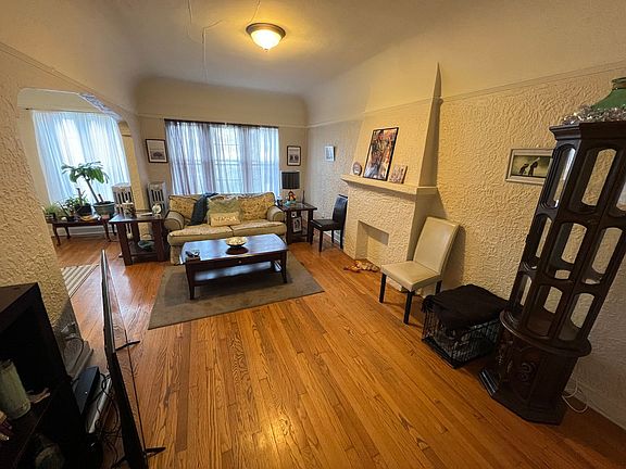 3rd image of 3317 N Oakland Ave APT 5