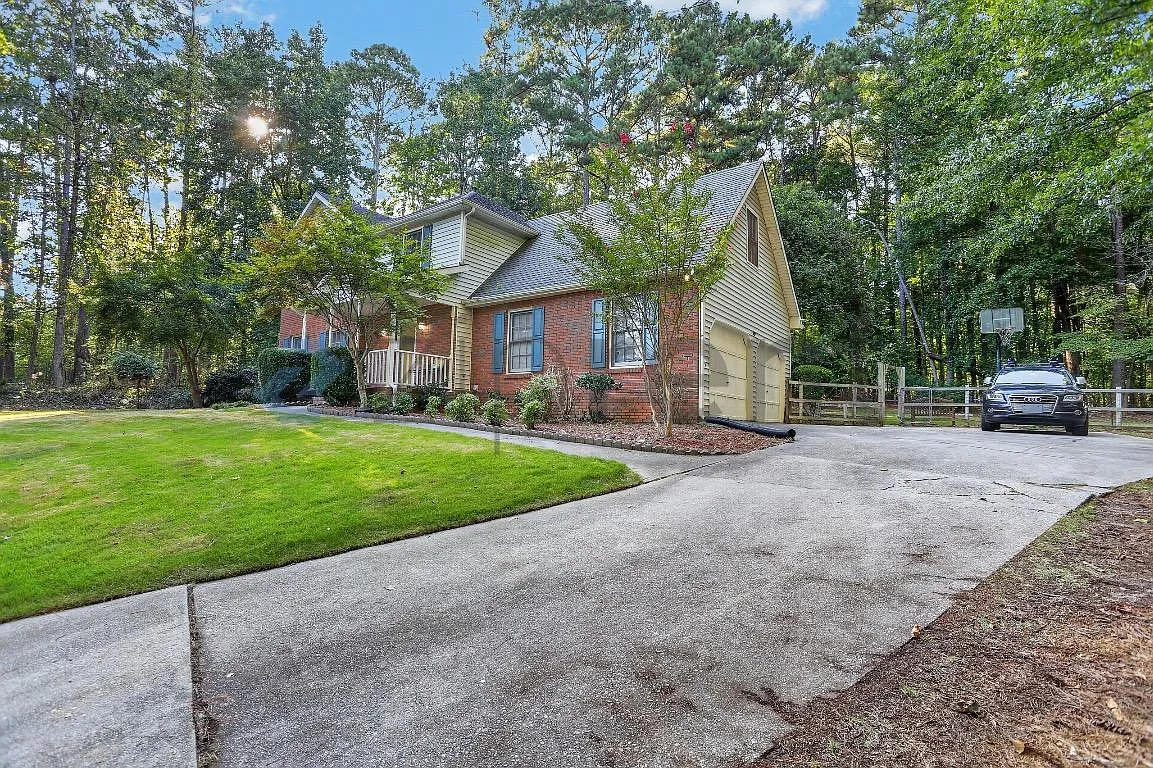 4 bed, 2.5 bath, 1800 sqft, $2,500 — Photo 2