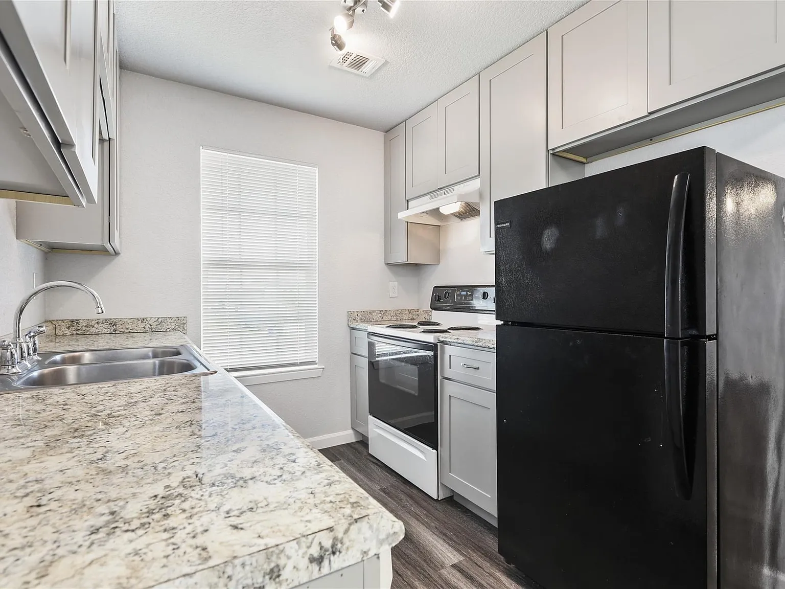 2 bed, 1.0 bath, 748 sqft, $1,095 — Photo 4