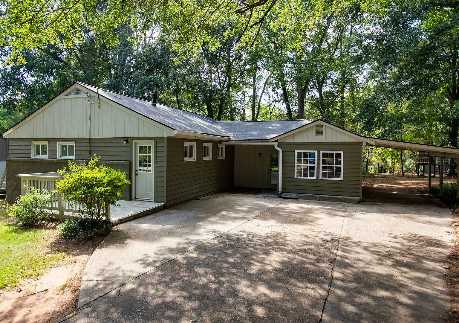 4 bedroom house in Five Points available now!! — Photo 1