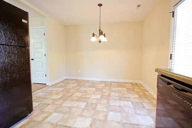 144 Stansbury Ln — Photo 5