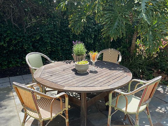 outdoor dining table
