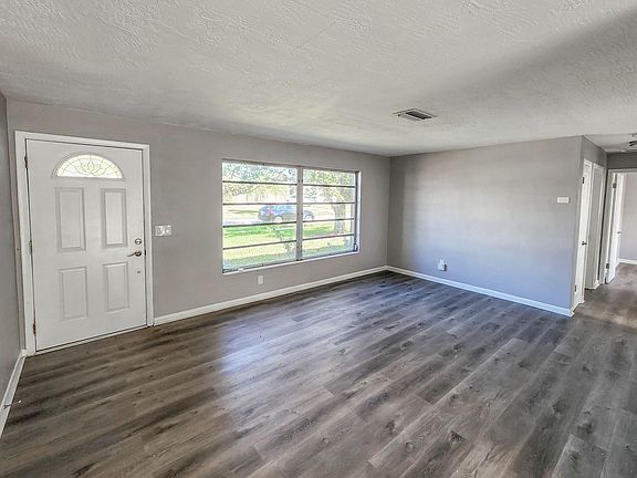 5th image of 995 Barclay Dr