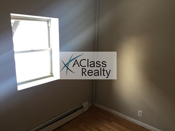 3rd image of 3054 Steinway St #2R