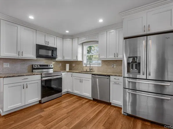 14 Prescott Ave, Dix Hills, NY 11746