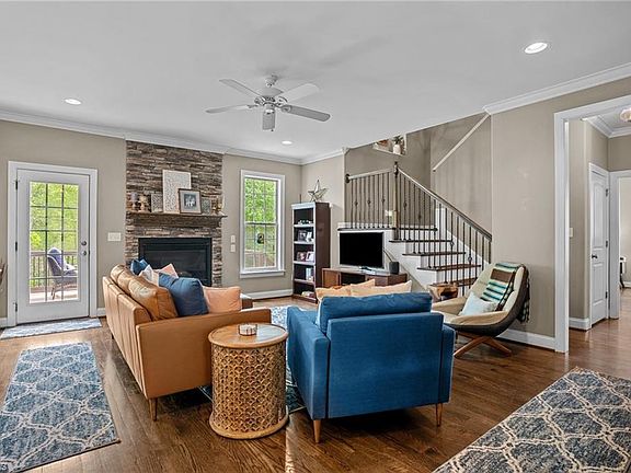 5th image of 363 Riverwood Dr