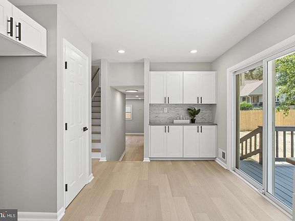 5th image of 9602 Dubarry Ave