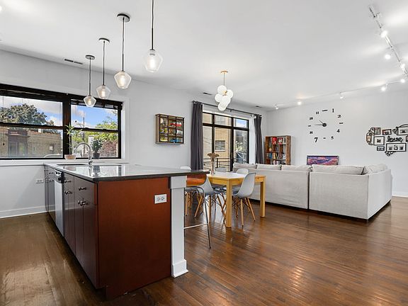 2nd image of 3028 W Roscoe St APT 205