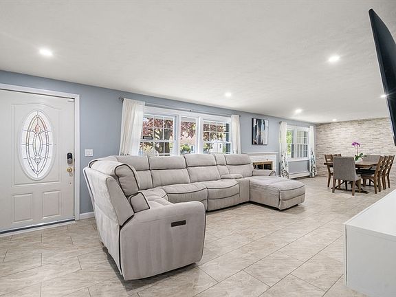 4th image of 26 Winifred Ave
