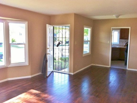 Living Room w/Hardwood Floors
