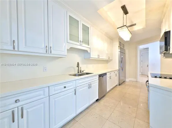 848 Brickell Key Dr, Miami, FL