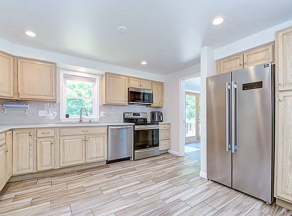 4th image of 827 Nashua Rd