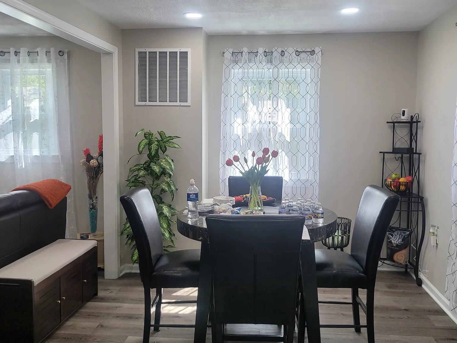 4 bed, 2472 sqft, $3,500 — Photo 4
