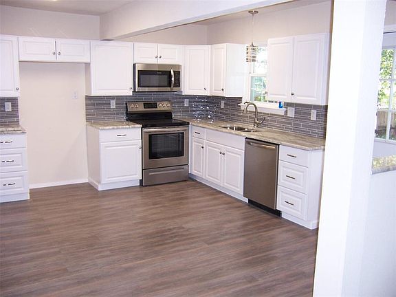 3rd image of 5248 Trail Lake Dr
