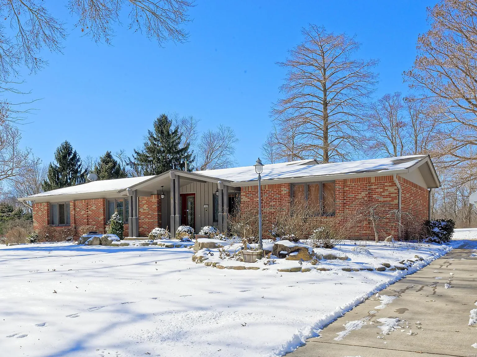111 Castle Dr photo 1