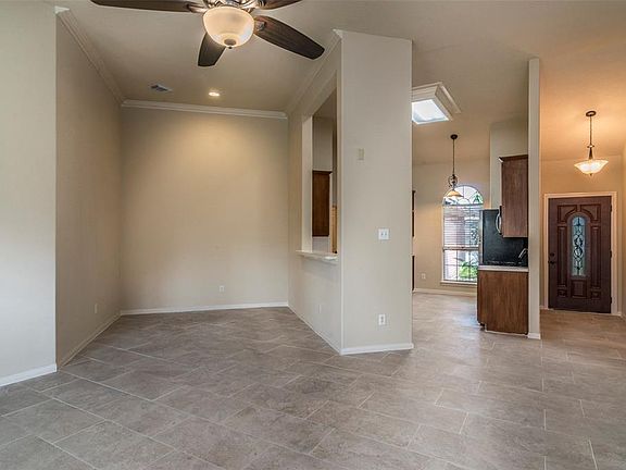 2nd image of 811 Courtside Dr W