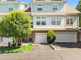 409 Waterview Dr, Poughkeepsie, NY 12601
