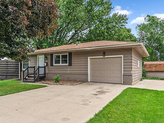 3rd image of 402 Sunset Ct NE