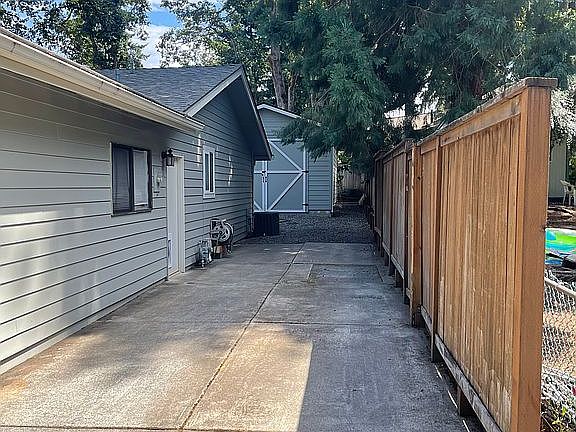 4th image of 2324 Thrush Ct SE