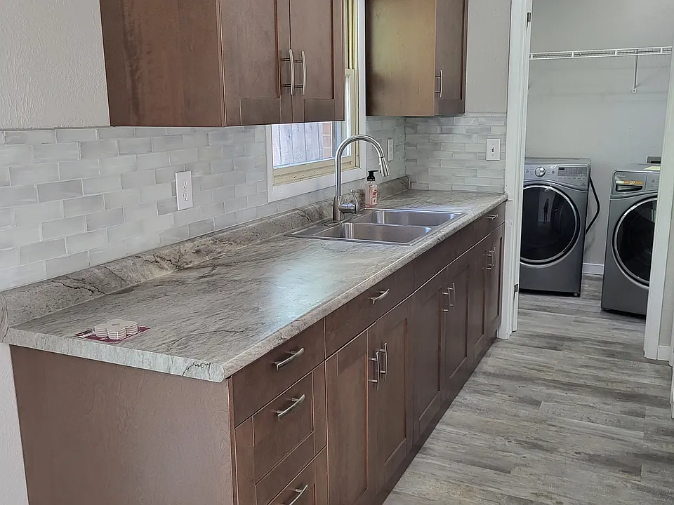 3939 Reinhardt Dr