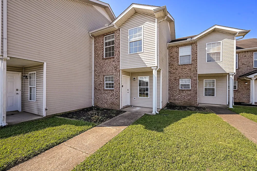 2 bed, 1.5 bath, 910 sqft, $1,370 — Photo 1