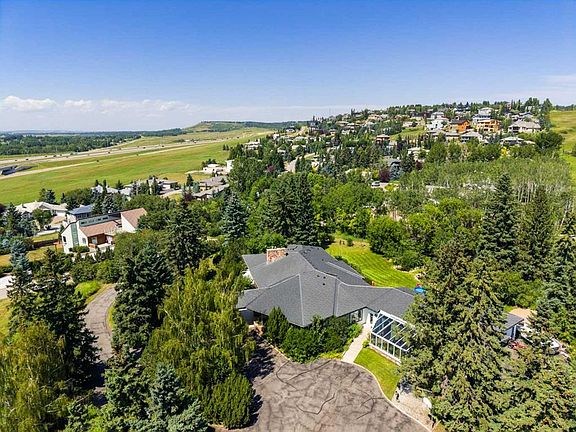 5th image of 187 Slopeview Dr SW