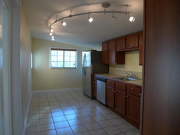 4th image of 803 N A St