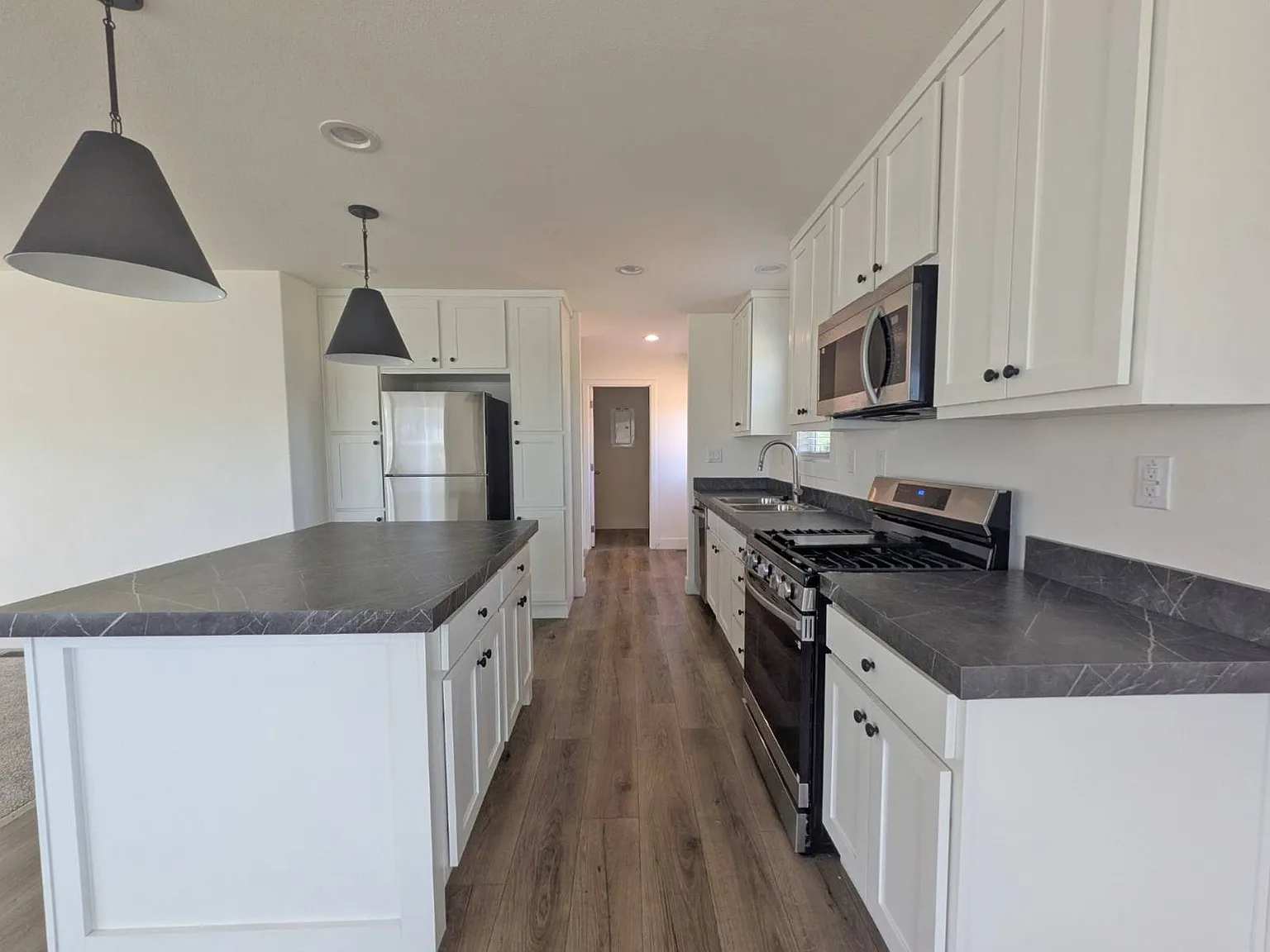 3 bed, 2.0 bath, 1160 sqft, $1,795 — Photo 1