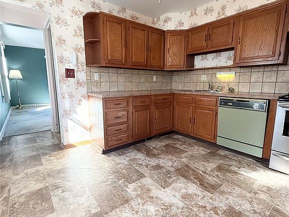 5th image of 1508 33rd St NE