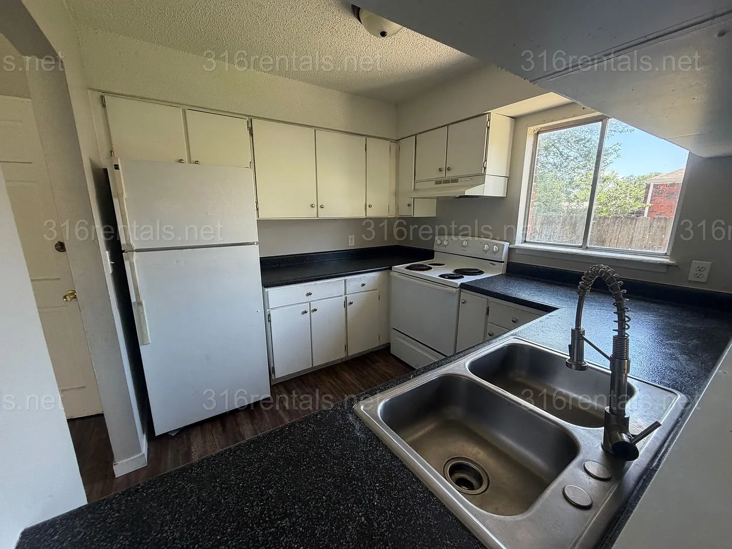 $850- 2 bed 1 bath - Townhomes — Photo 2