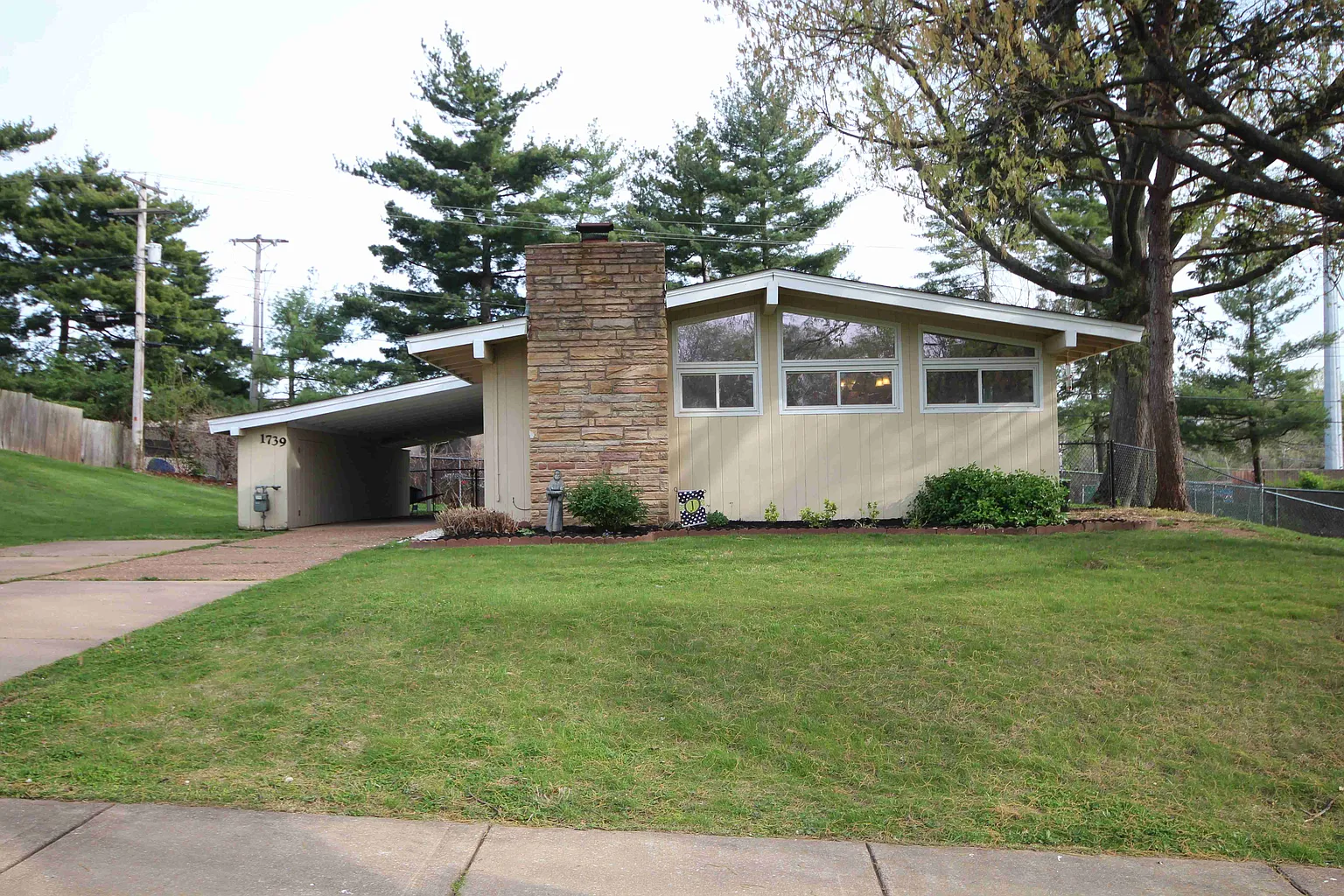 1739 Ridgewood Dr photo 1