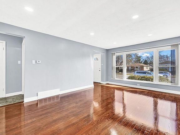 4th image of 15326 Lincoln Ave