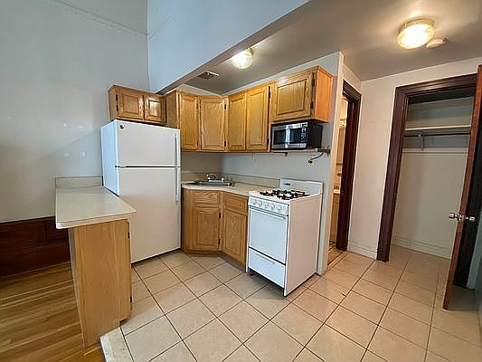 4th image of 148 W 76th St #2A5