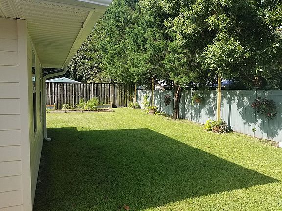 3rd image of 413 Oakwood Dr