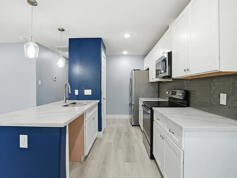 1010 Clinton Park St — Photo 7