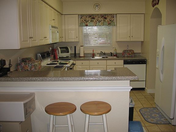Open Kitchen w/ breakfast bar