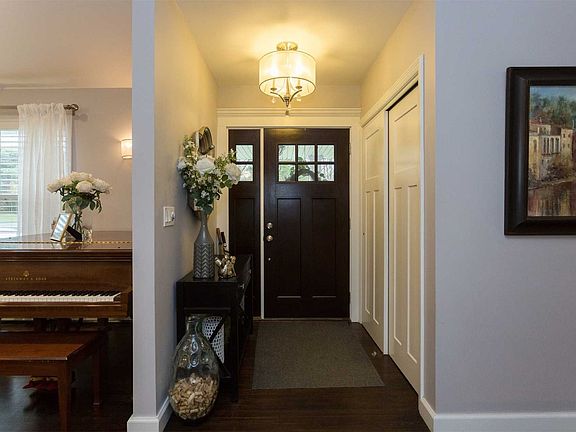 3rd image of 31 Gloria Ln