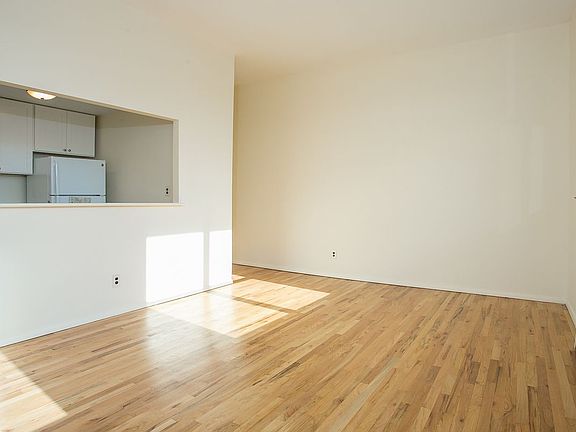 4th image of 549A 17th St APT 4
