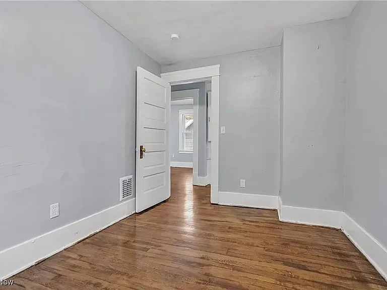412 W 28th St — Photo 11
