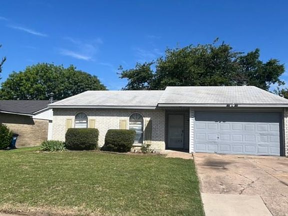 2nd image of 916 Hawthorne Dr