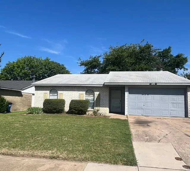 916 Hawthorne Dr — Photo 2