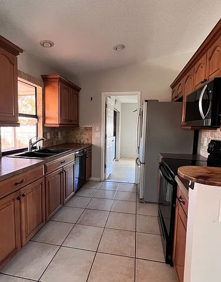 581 SW Banks Ter — Photo 8