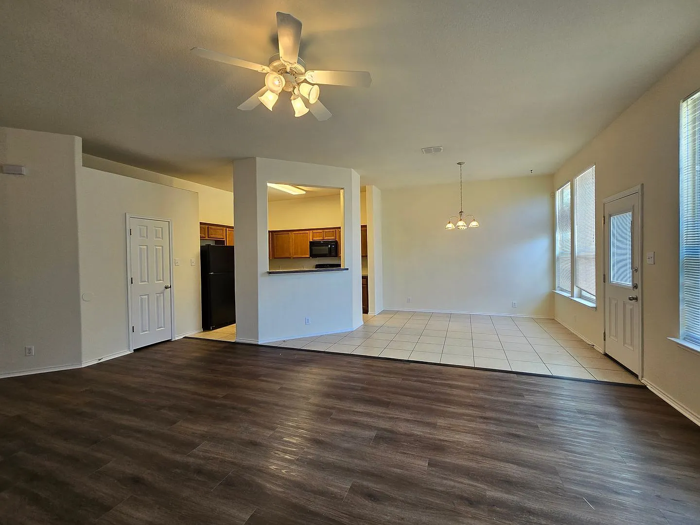 3/2/2 Walking Distance to Fischer Park / No Carpet / Fridge Included/ Fenced in Yard / NBISD *2 w... — Photo 4