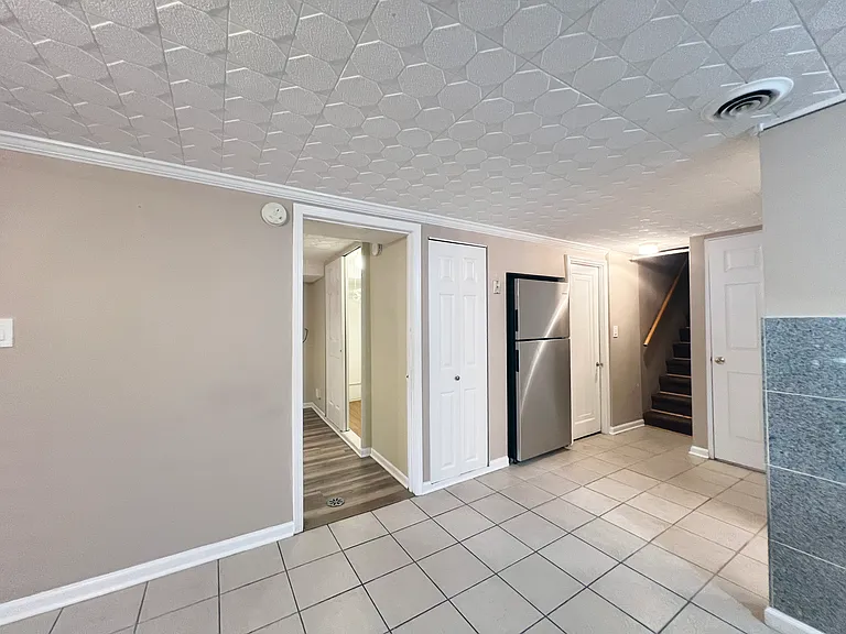 5733 W Melrose St — Photo 3