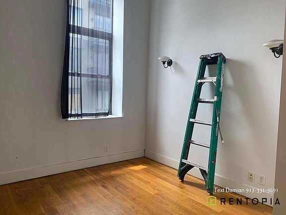 3rd image of 949 Willoughby Ave #128