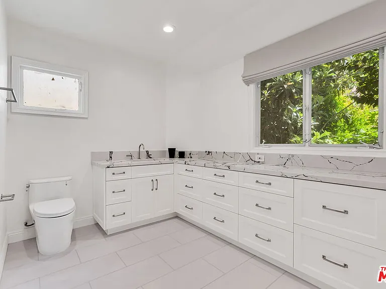 701 N Sierra Dr — Photo 8