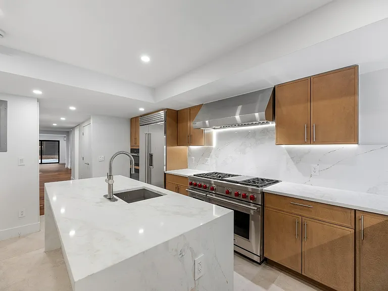 233 E 60th St #1 — Photo 8